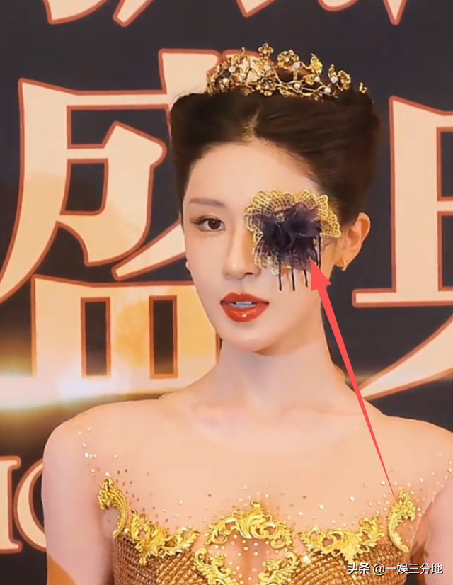 北京红毯，摔跤、独眼龙造型	、礼服搭棉鞋	，走秀反成大型灾难现场