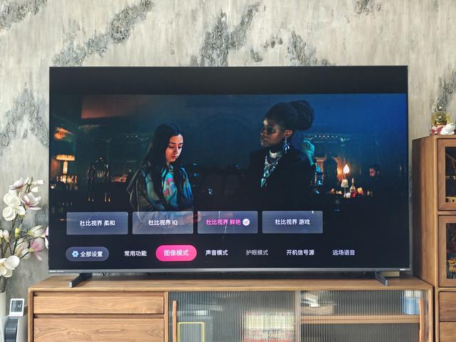 客厅娱乐体验大升级！海信小墨 E5Q Pro如何做到好画质不反光？