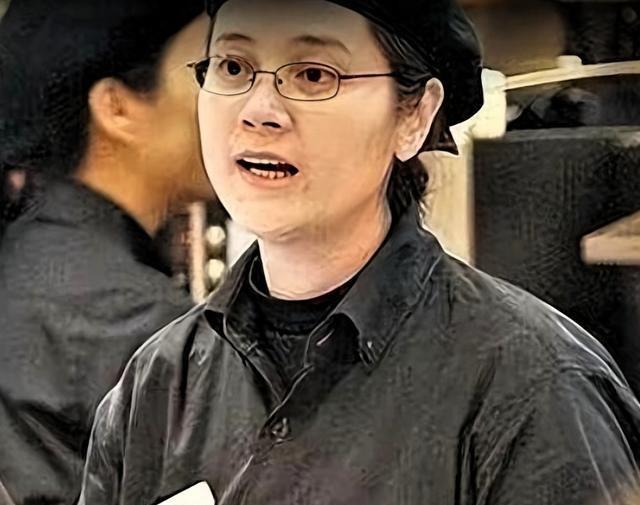 港片三级片昔日女主	，今为便利店清洁员，富贵过后十年漂泊