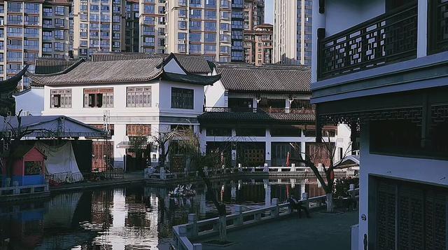 云南有大海的沙滩的城市，昆明动车1小时直达，四季如春度假小城
