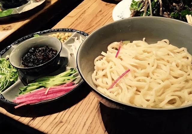 小城文旅企业崛起！传统餐馆遇挑战，街边小摊带动千亿市场