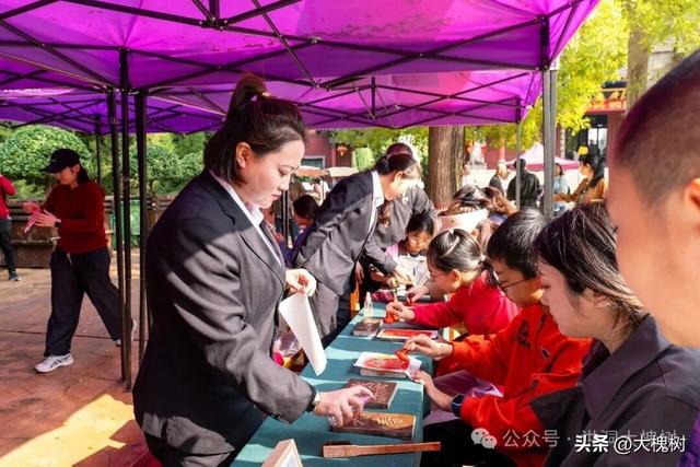 洪洞大槐树景区国庆盛宴持续升温移民后裔老家寻根忙