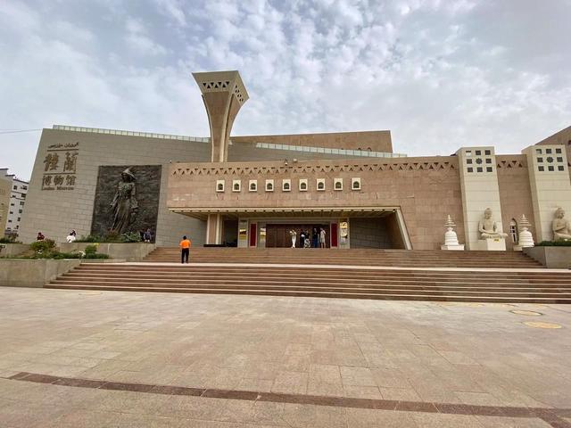 我国有甘孜藏族自治州、恩施土家族苗族自治州等30个自治州