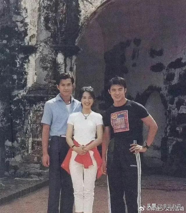 这张照片拍摄于27年前，能认出来三人的，估计都儿女绕膝了吧！ ​
