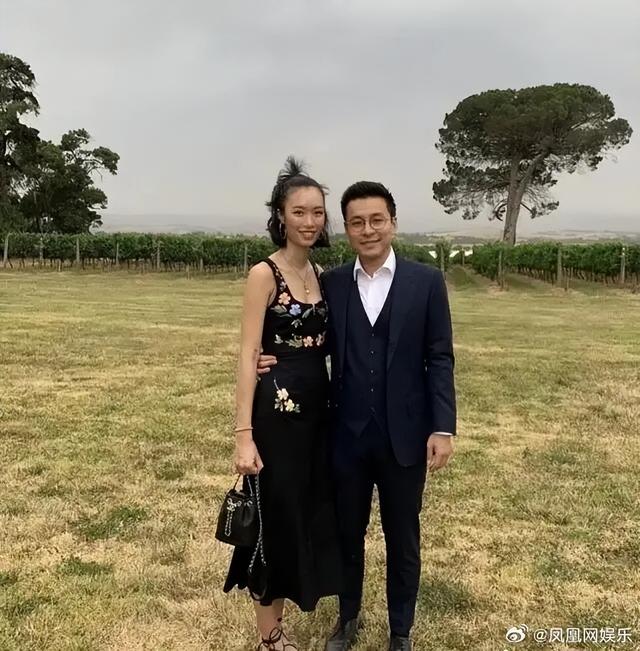 霍启仁在玉龙雪山举办婚礼，新娘为泰国华裔，二人已相恋5年，霍震霆、朱玲玲、霍启刚现身现场