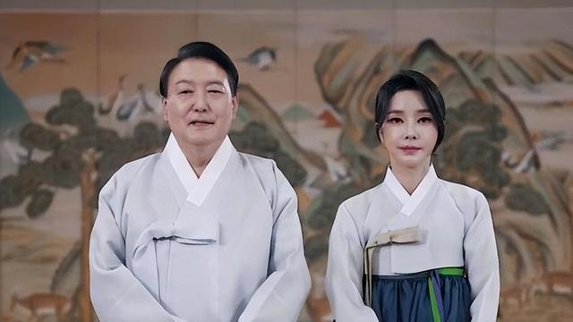 韩国政坛 “地震”，尹锡悦妻子被关进大牢，朴槿惠文在寅集体失声