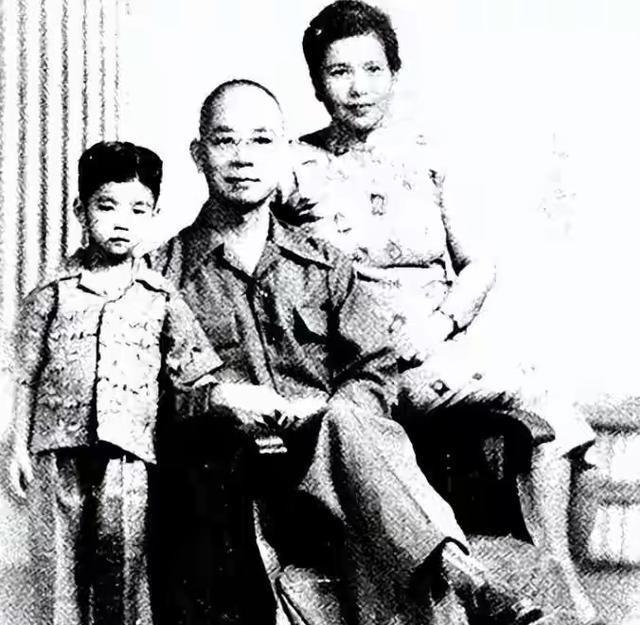 真相炸裂！吴石夫人家族联名发声，三面横幅揭开尘封百年身世！