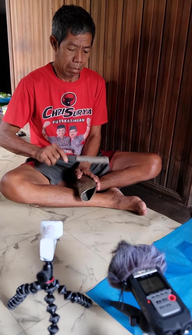 印尼青铜钟濒临失传，老人坚守独门技法，竟与非洲古乐器隔空共鸣