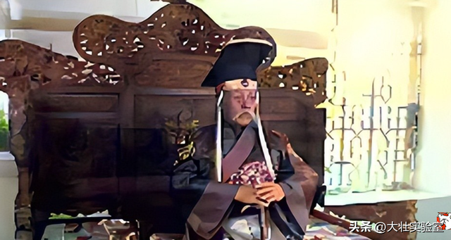 袁世凯的真实老照片：穿龙袍坐龙椅接受朝拜，姨太太确实漂亮！