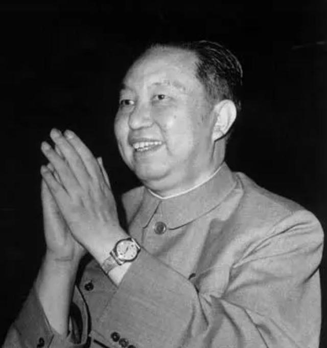 他曾是毛主席选定的接班人之一，犯下一个错误，1980年主动辞职