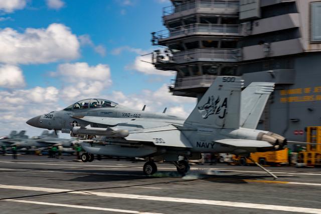 美军南海双机坠海真相来了？秀肌肉变“现眼记”，霸权疲态尽显