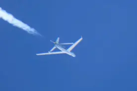 日本战机跟监中国无人机，2万米高空爬不上去，F-15J无奈仰望图片