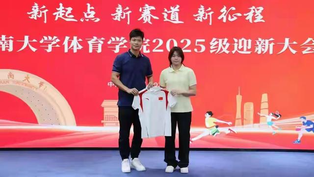 远离“造神”陷阱！全红婵入学仅3天，因身材发福	、没文化被质疑