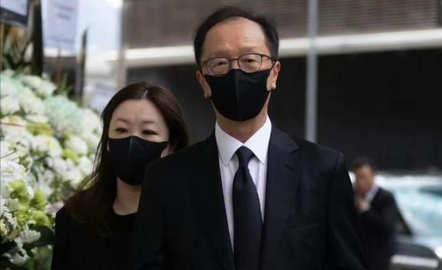 恩爱23年抵不过残酷现实，73岁梁锦松衰老憔悴，47岁伏明霞仍貌美