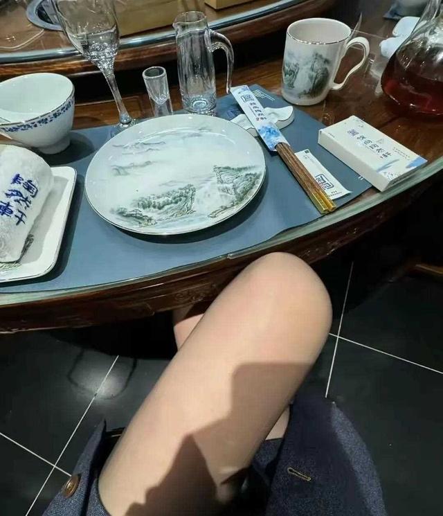 大环境下生活不易主持人齐彤彤吃饭也要穿黑丝拍照擦边