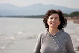 向大伯借学费遭拒，叔婶卖牛帮我，如今送叔婶房，大伯：更该送我图片