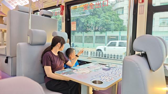 皮沙发+无线充+文创区！南宁这趟漫游公交也太夯了