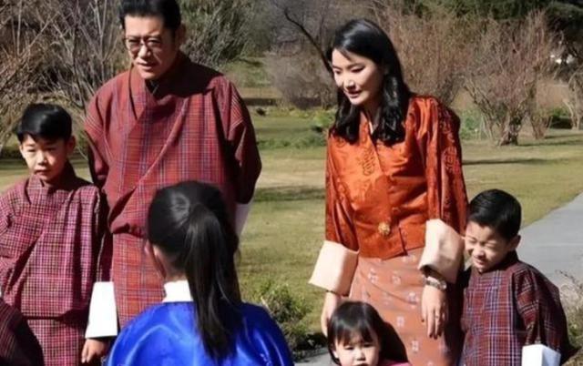不丹佩玛王后置装费逐年上涨，披四爪龙披肩，拎爱马仕穿贝嫂高定