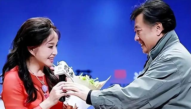钱再多有什么用75岁刘晓庆摔断左臂,拒绝休养只因无儿无女