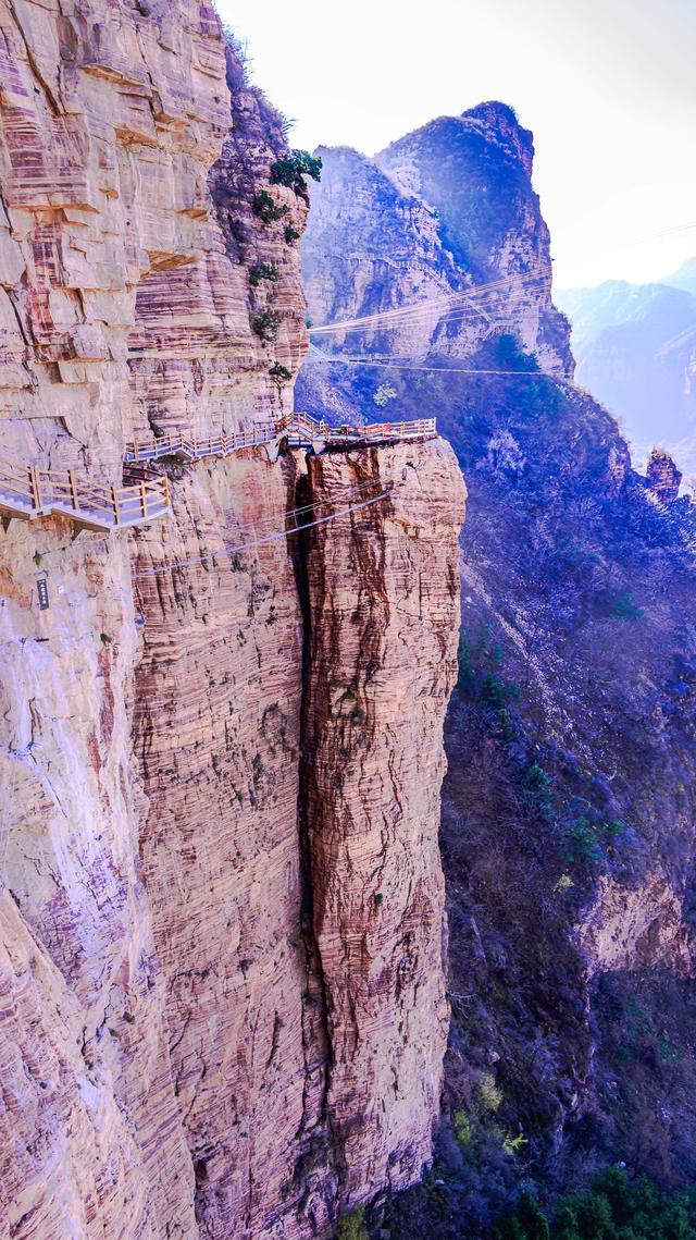 游东太行，望群山 ，感悟‘云海翻腾走龙蛇，绝壁生辉见奇峰’