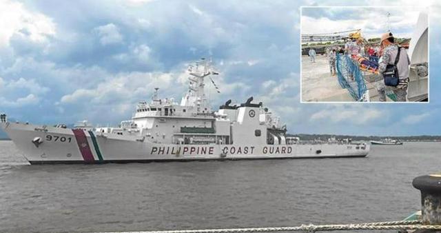 首次曝光：仁爱礁海域，中国海警拖离菲侵权船只，菲士兵已掏出枪