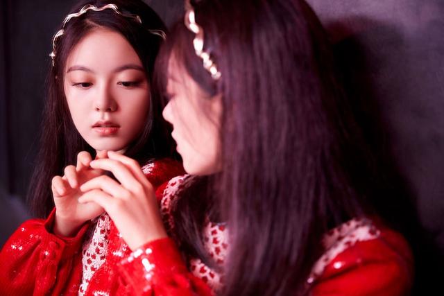 赵今麦｜梦幻少女，红衣飘逸，头饰点缀，宛如仙子降临。