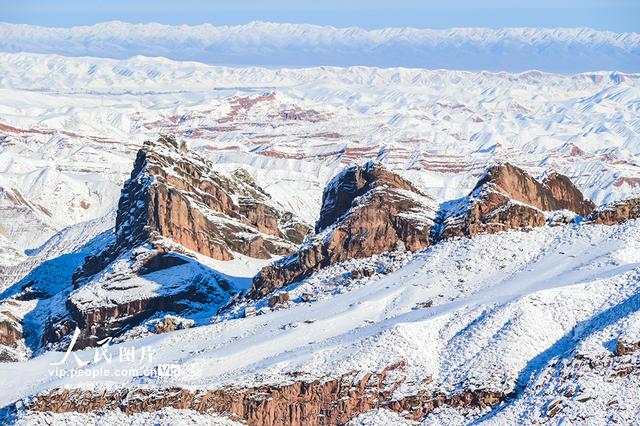 新疆呼图壁：雪映丹霞 展现壮美冬日画卷