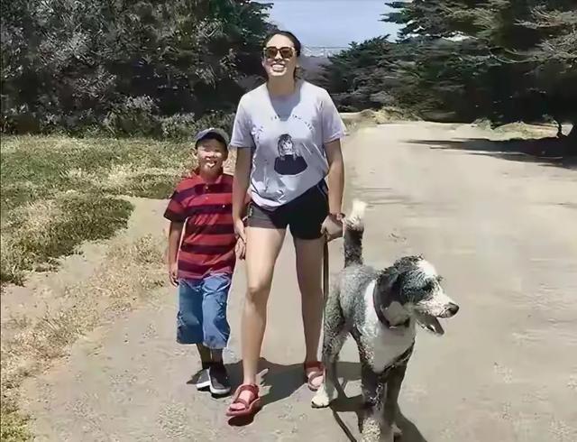 郎平女儿白浪在美国 和弟弟白帝同行 姐弟俩笑容灿烂 举止温柔很可爱