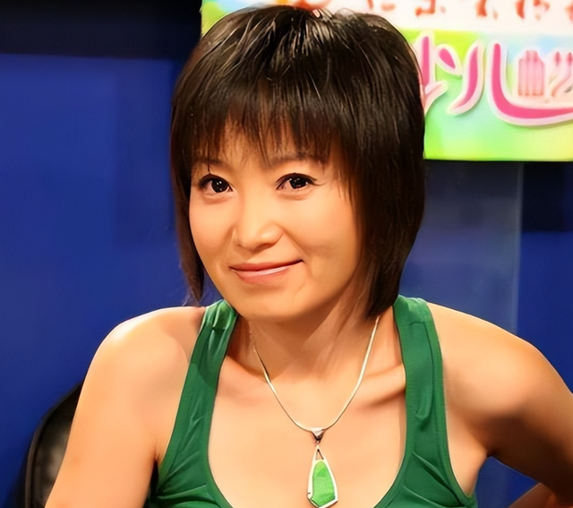 她连上5次春晚，私下却和恩师同居怀孕被骗流产，今57岁依然单身