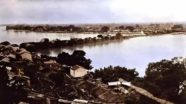 广东开平无人村，村民斥巨资盖豪宅后，全村移民加拿大，70年未归