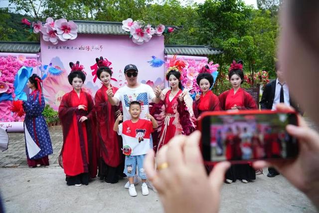第六届观音山姻缘节能玩能互动，牵红线、抢绣球，游客直呼太上头