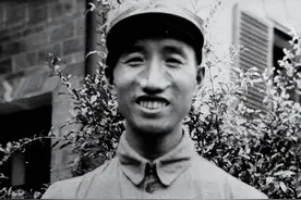 望着阵地上的副团长，徐向前转头问陈赓：你带几名警卫员图片