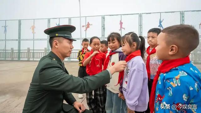 最帅升旗手张自轩大婚不到24小时，荒唐一幕出现，新娘受无妄之灾