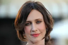 从洛林-沃伦到诺玛-贝茨： 鬼母维拉-法米加的 7 部代表作图片