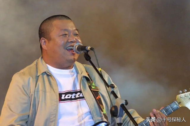 连上5次春晚，私下却和恩师同居怀孕被骗流产，如今56岁依旧单身