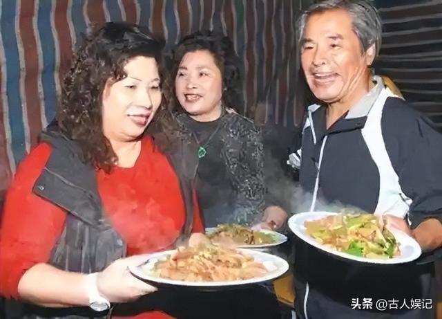 “6个老婆”同住一屋，每人每月7万零花钱，71岁又娶第七房小娇妻