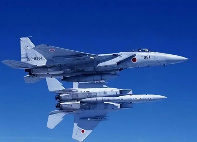 中日战机对峙后，高市早苗紧急表态，美防长敲打日本：将付出代价