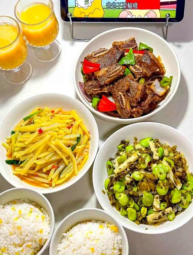 每顿饭两人三个菜，天天不重样，家有大厨谁还下饭店？