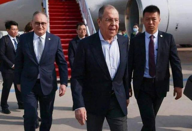 普京访华有多松弛？在别国不敢开嘴，到中国自己开车门，还摊煎饼