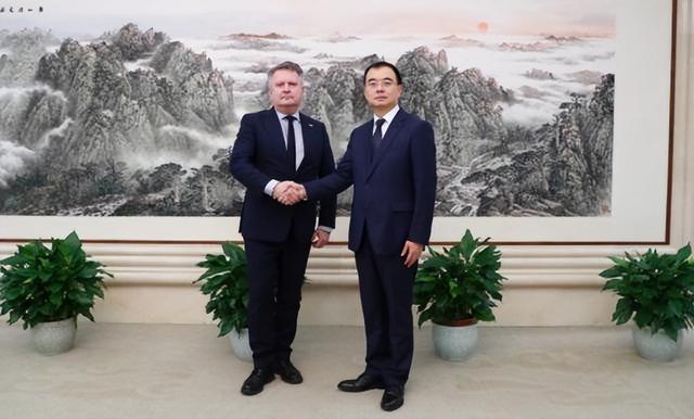 高市早苗拒绝认错	，乌克兰派人飞来北京，带来一个中方想要的承诺