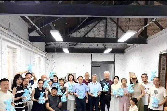 宋祖英私下聚会被曝光，穿棉麻服装短发亮相，完全颠覆你的印象