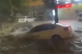 福建漳浦暴雨：车辆“水上漂”，居民称十几年没见到这样大的暴雨图片