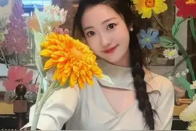 笑死了！杭州奶凶的女交警火了，生活照曝光，评论区网友沦陷了图片