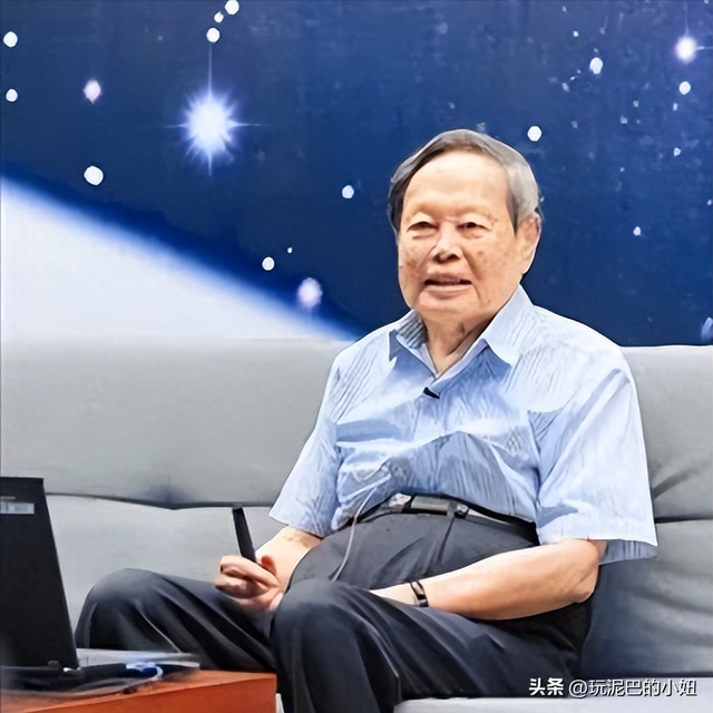 杨振宁追悼会现场！翁帆站首位神情悲伤，64岁老者曝杨老两个贡献