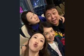 王晶69岁大寿爱妻罕现身！空姐出身隐忍大度，雍容华贵美绝晶女郎图片