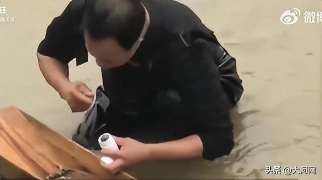 “凌晨1点，河里泡的全是人”，甘肃一河道多人冒严寒淘金，有人称一盆出了5克多，当地：明确禁止