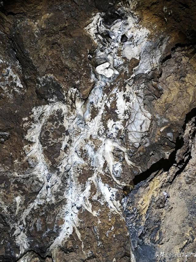 山西阳泉发现一处山洞，洞口阴森诡异，内部犹如一个玄幻空间