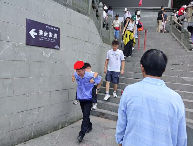武当山“小红帽”:温情书写新“道韵” 承诺温暖游客心