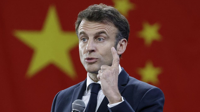 马克龙抵华风光无限，中法穿搭很讲究，机场的两抹红格外亮眼