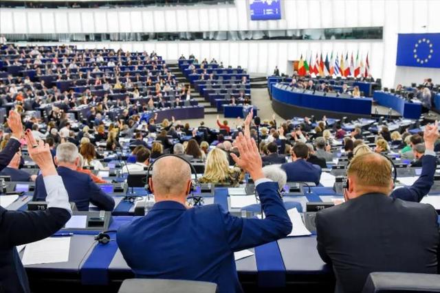 美俄斗法升级！海燕出鞘破局，俄罗斯1.7万核导弹直戳美国本土